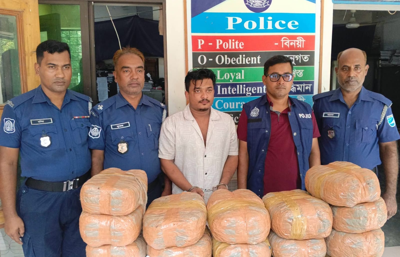 কুলিয়ারচরে পুলিশের ধাওয়ায় ২৪ কেজি গাঁজা উদ্ধার: পিকআপ ভ্যানসহ একজন আটক