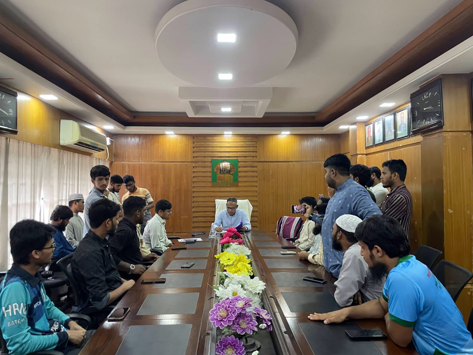 নিরাপদ ক্যাম্পাস সহ ৯ দাবিতে ইবি উপাচার্যকে শিবিরের স্মারকলিপি