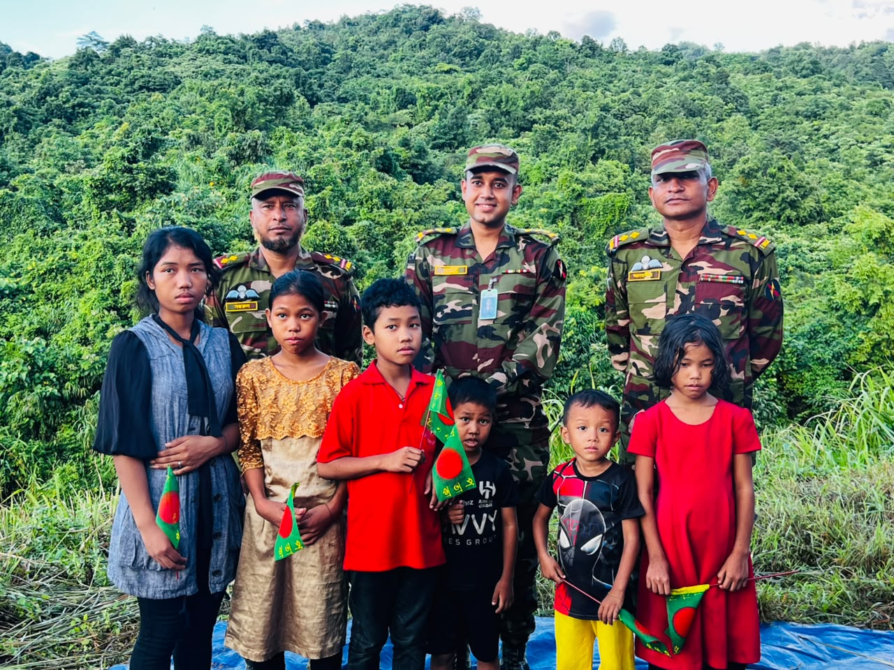 দীর্ঘ অনিশ্চয়তা কাটিয়ে স্বদেশে ফেরা বম শিশুদের হাতে জাতীয় পতাকা: এক আবেগঘন প্রত্যাবর্তন