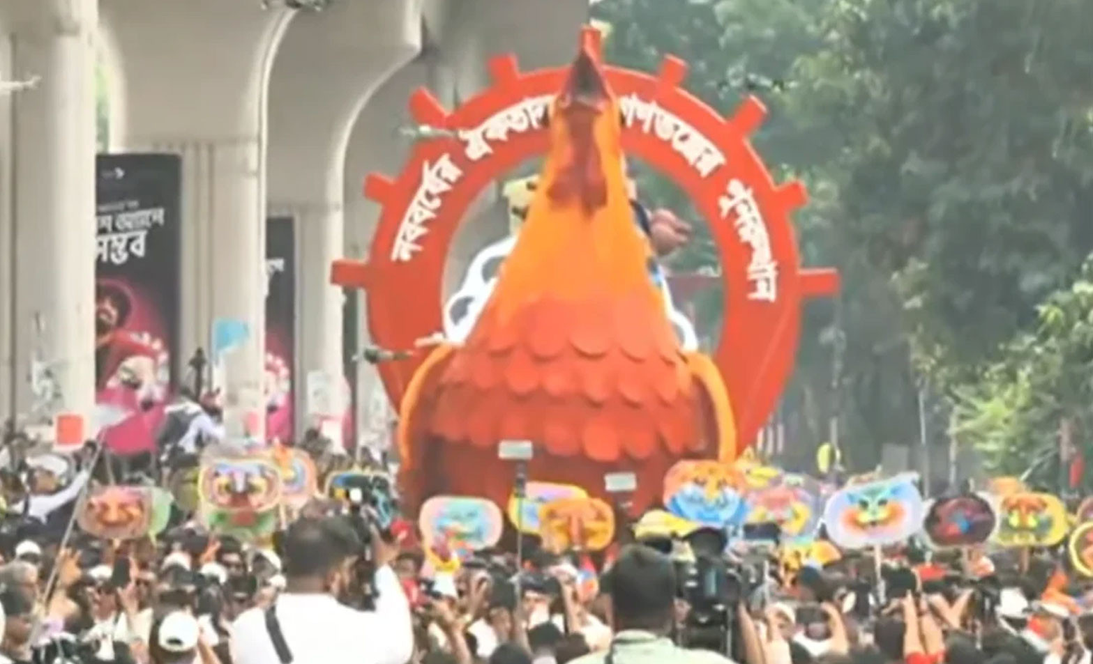 নববর্ষকে স্বাগত জানিয়ে ঢাবিতে ‘বৈশাখী শোভাযাত্রা’