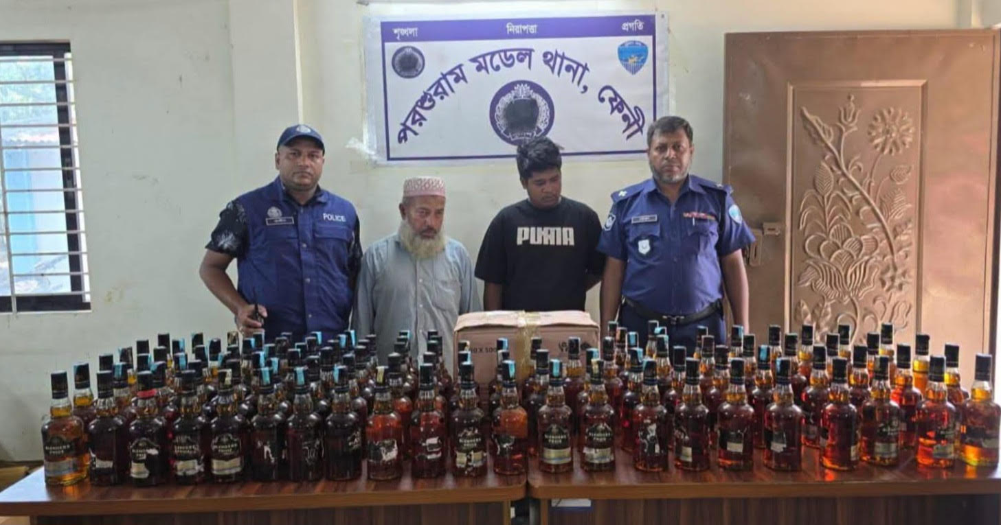 ফেনী জেলা পরশুরাম রোগী সেজে অ্যাম্বুলেন্সে আসছিল ভারতীয় মদ, চালকসহ আটক ২
