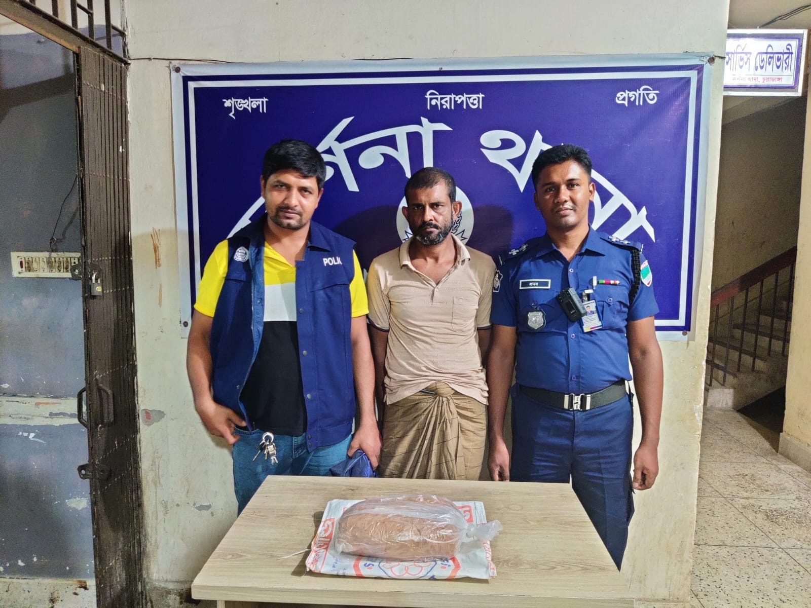 দর্শনায় ১ কেজি গাঁজাসহ মাদক ব্যবসায়ী আটক 