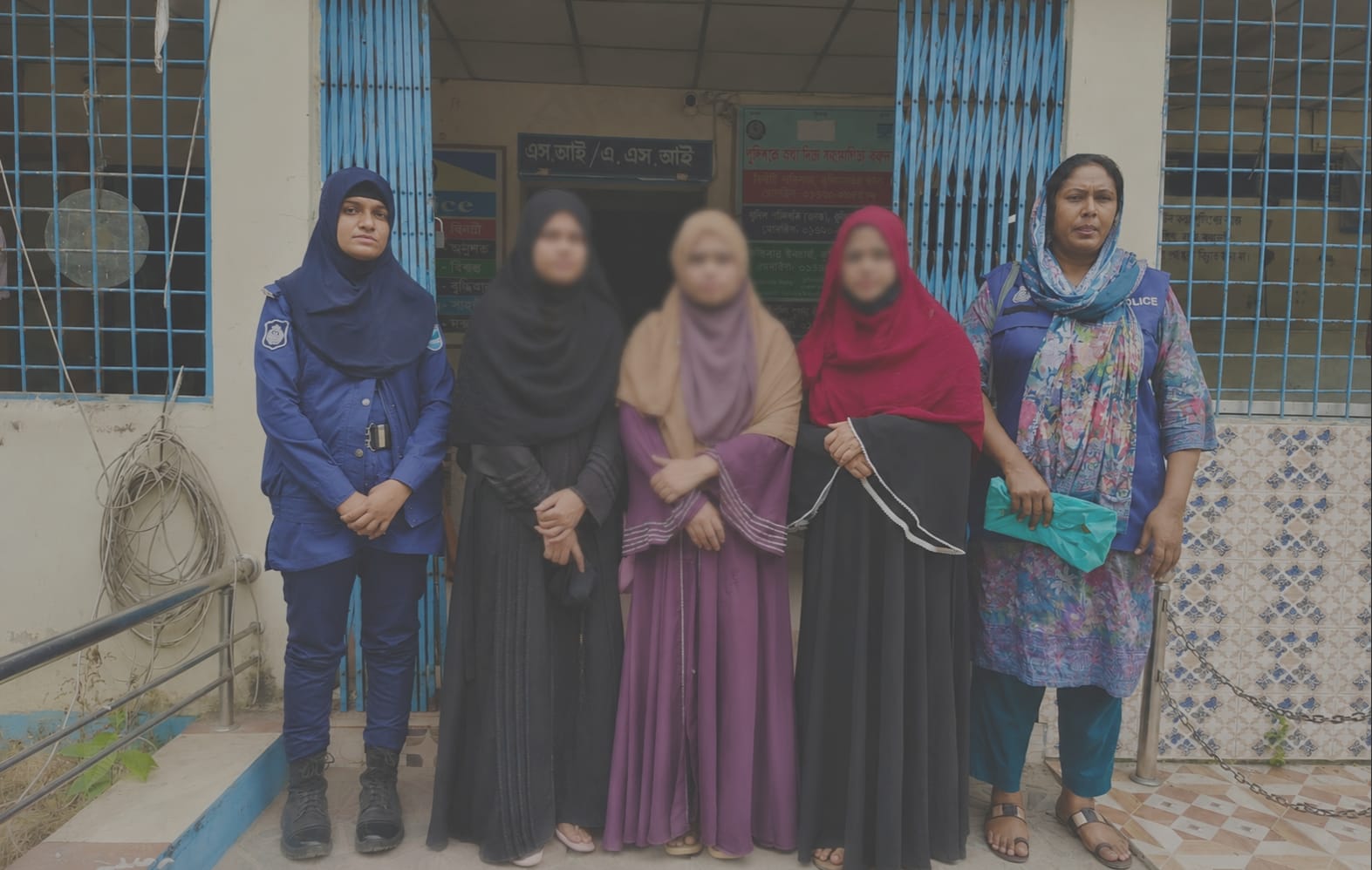 সাবেক স্ত্রীর ব্যক্তিগত ছবি প্রকাশের হুমকি দিয়ে পাঁচ লাখ দাবি: প্রবাসী স্বামীর তিন বোন কিশোরগঞ্জ কারাগারে