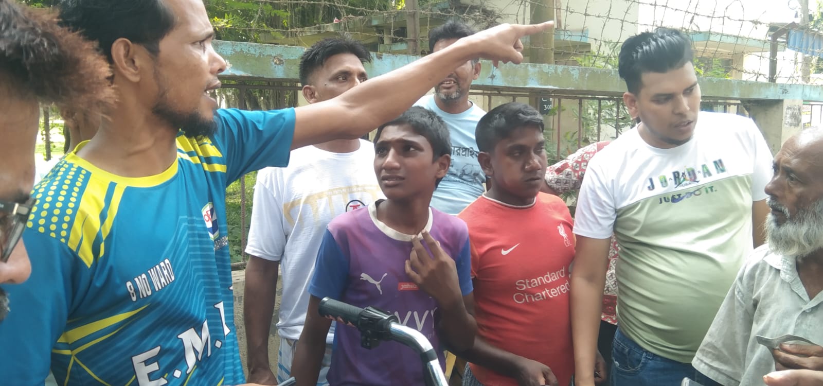সৈয়দপুরে শিশুর চার্জার ভ্যান নিয়ে চম্পট দিয়েছে প্রতারকরা