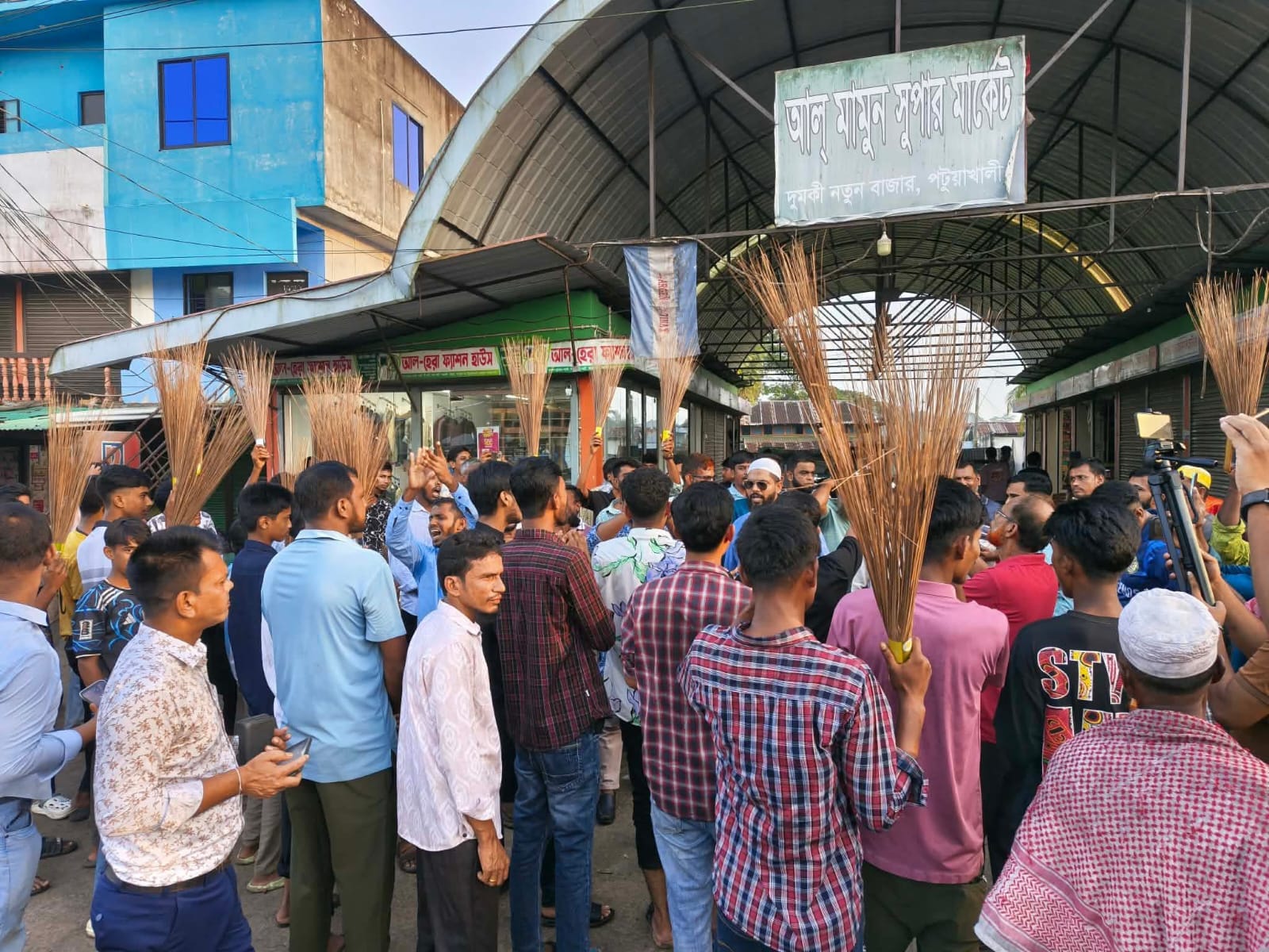 দুমকিতে ত্যাগীদের বঞ্চিত করে যুবদলের কমিটি দেয়ার প্রতিবাদে ঝাড়ু মিছিল