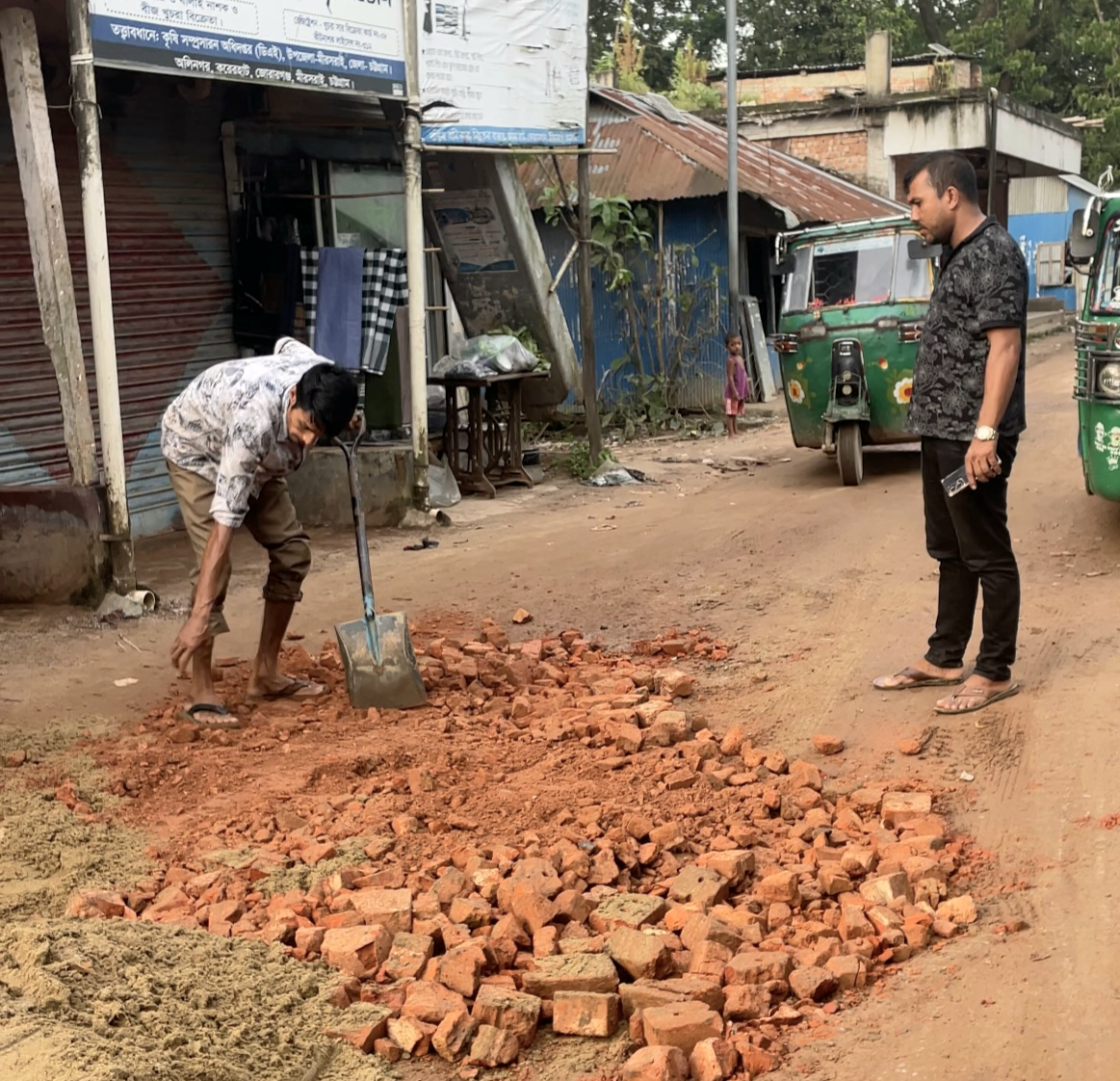 মিরসরাইয়ে জনসেবার অনন্য দৃষ্টান্ত স্থাপন করলেন তরুণ সমাজসেবক রেজাউল করিম
