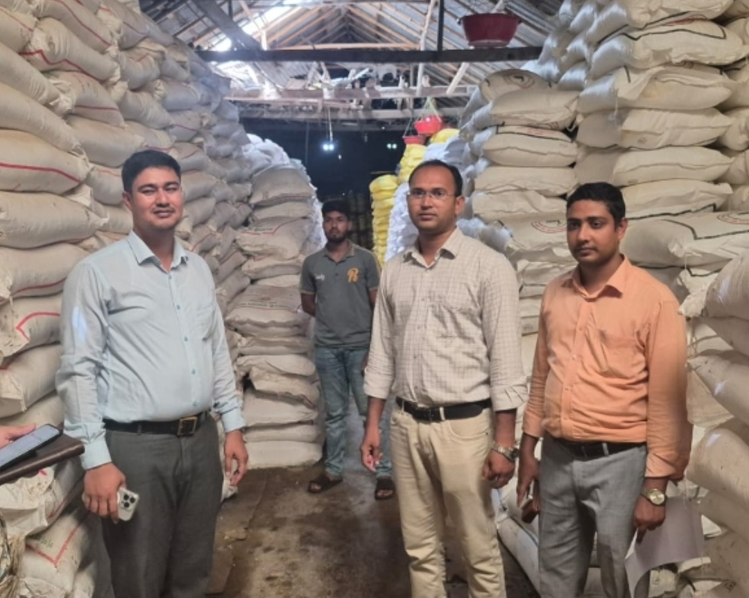 নাটোরের গুরুদাসপুরে সরকারি মূল্যে সার বিক্রি নিশ্চিত করতে কৃষি অফিসের অভিযান