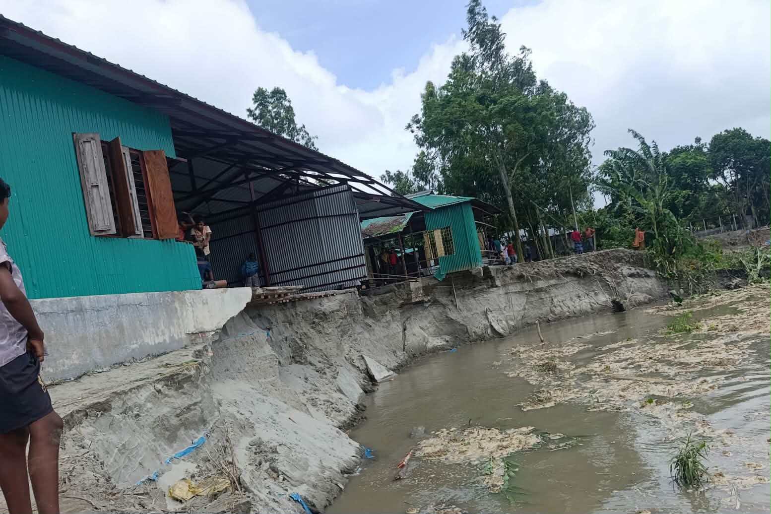মন্ত্রীর পরিদর্শনের পরও তিস্তার গ্রাসে সুন্দরগঞ্জের সরকারি প্রাথমিক বিদ্যালয়
