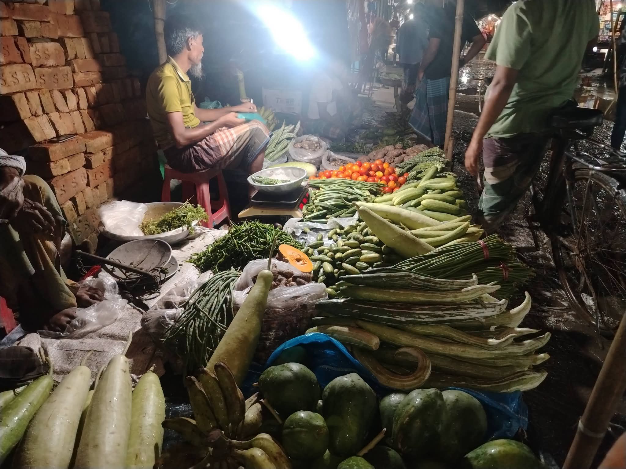 রামগঞ্জে হু হু করে বাড়ছে নিত্যপণ্যের দাম, দিশেহারা মধ্যবিত্ত ও নিম্নআয়ের মানুষ