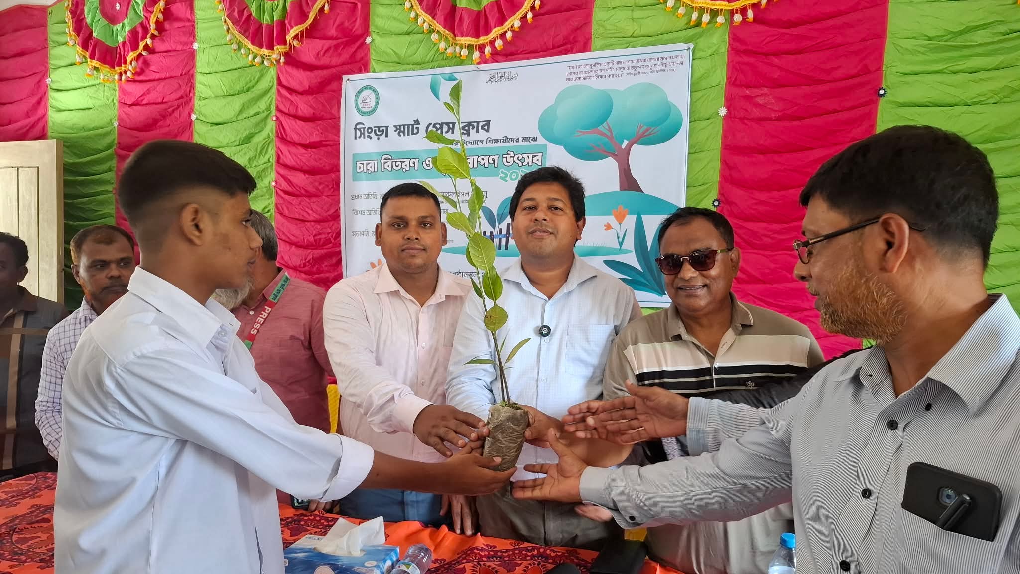 নাটোরে সিংড়া স্মার্ট প্রেস ক্লাবের উদ্যোগে শিক্ষার্থীদের মাঝে গাছের চারা বিতরণ ও বৃক্ষরোপণ