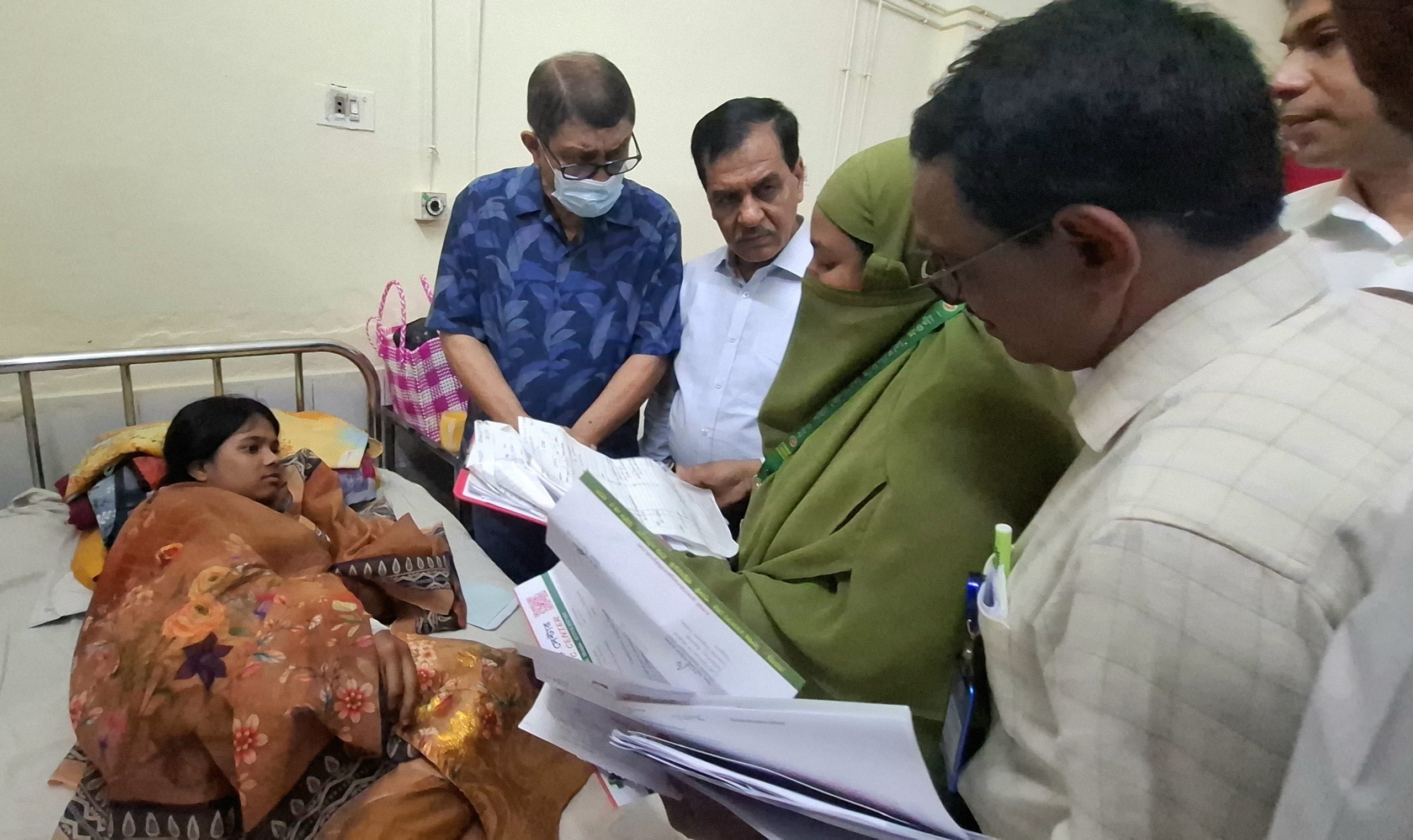 হাসপাতালে স্যালাইন জালিয়াতি হাতেনাতে ধরে রোগীকে টাকা ফেরত দিলেন স্বাস্থ্যমন্ত্রী
