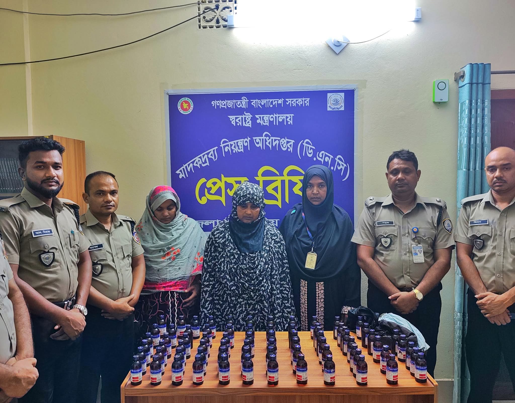 নাটোরের গুরুদাসপুরে ৭৪ বোতল এসকাফসহ দুই নারী মাদক কারবারি গ্রেপ্তার