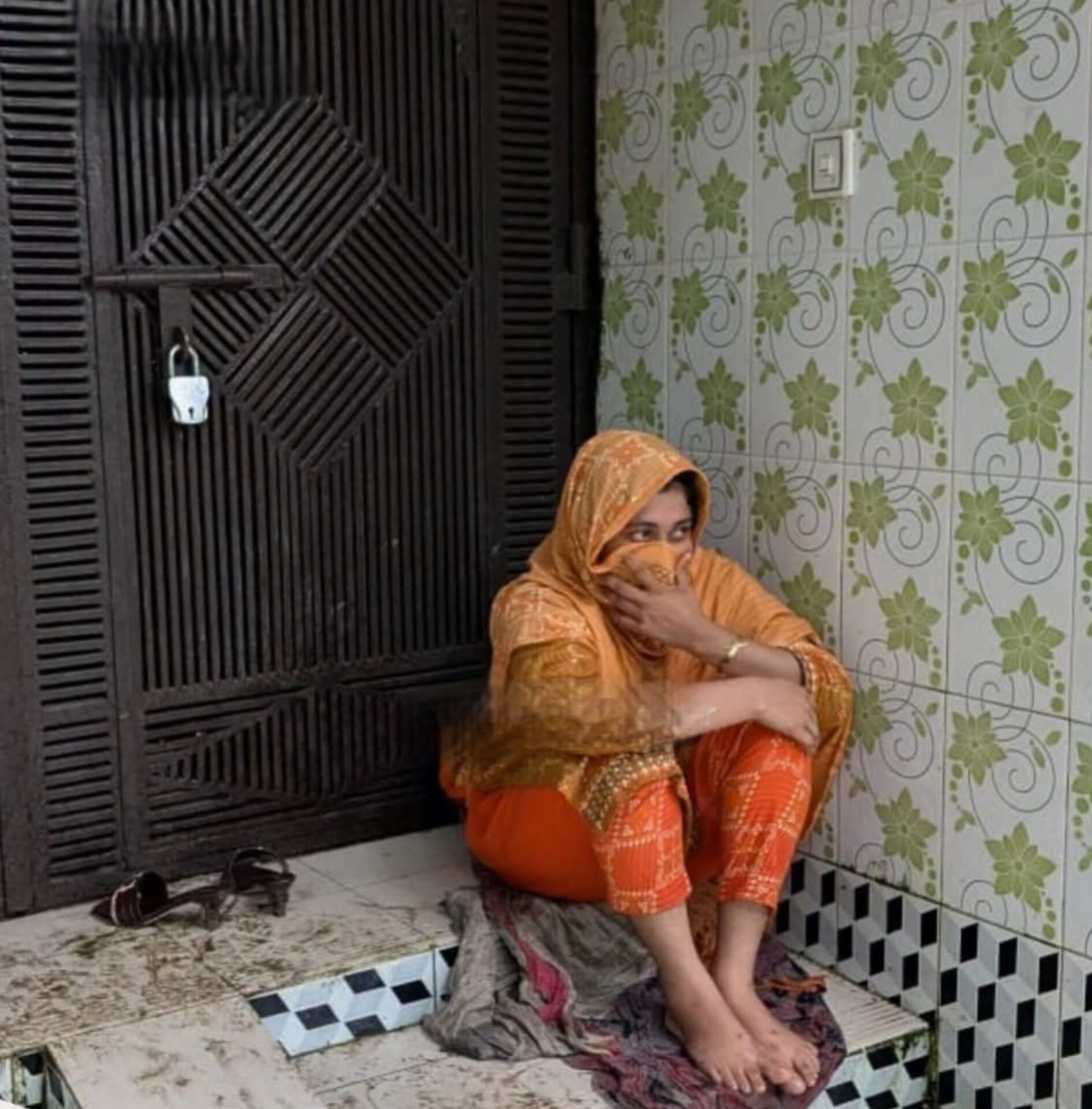 রামগঞ্জে বিয়ের দাবিতে প্রেমিকের বাড়িতে তরুণীর অনশন