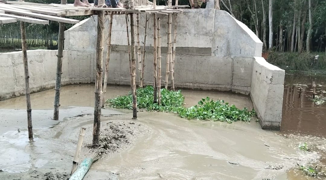 সুন্দরগঞ্জে ব্রিজের সংযোগ সড়কে অবৈধ ড্রেজারে বালু উত্তোলন, ভাঙন আতঙ্ক