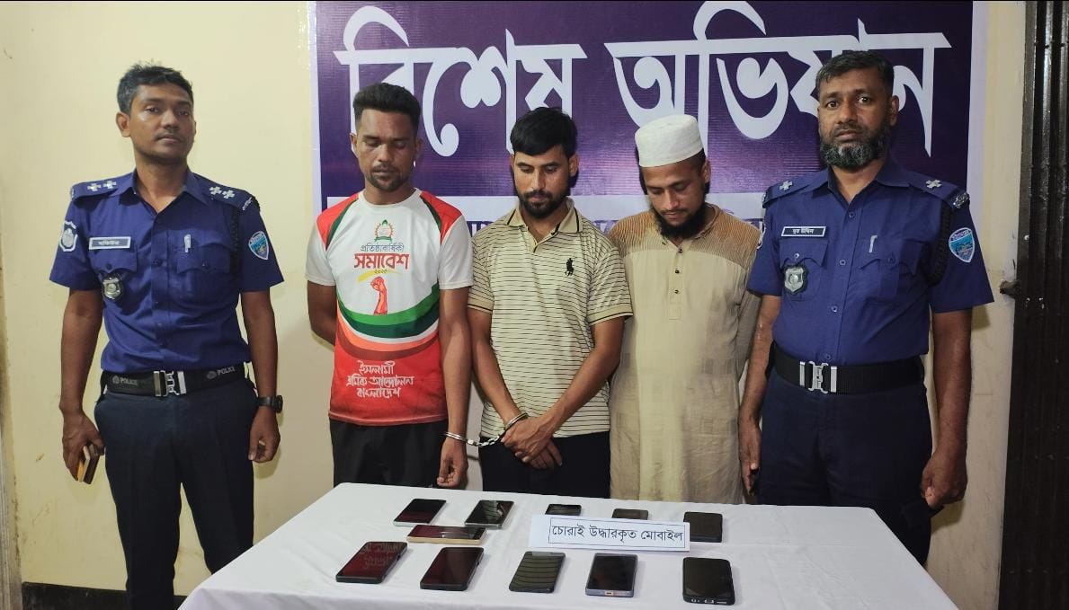 জোরারগঞ্জে বাসে তল্লাশি: ১১ চোরাই স্মার্টফোনসহ আন্তঃজেলা চক্রের ৩ সদস্য গ্রেফতার