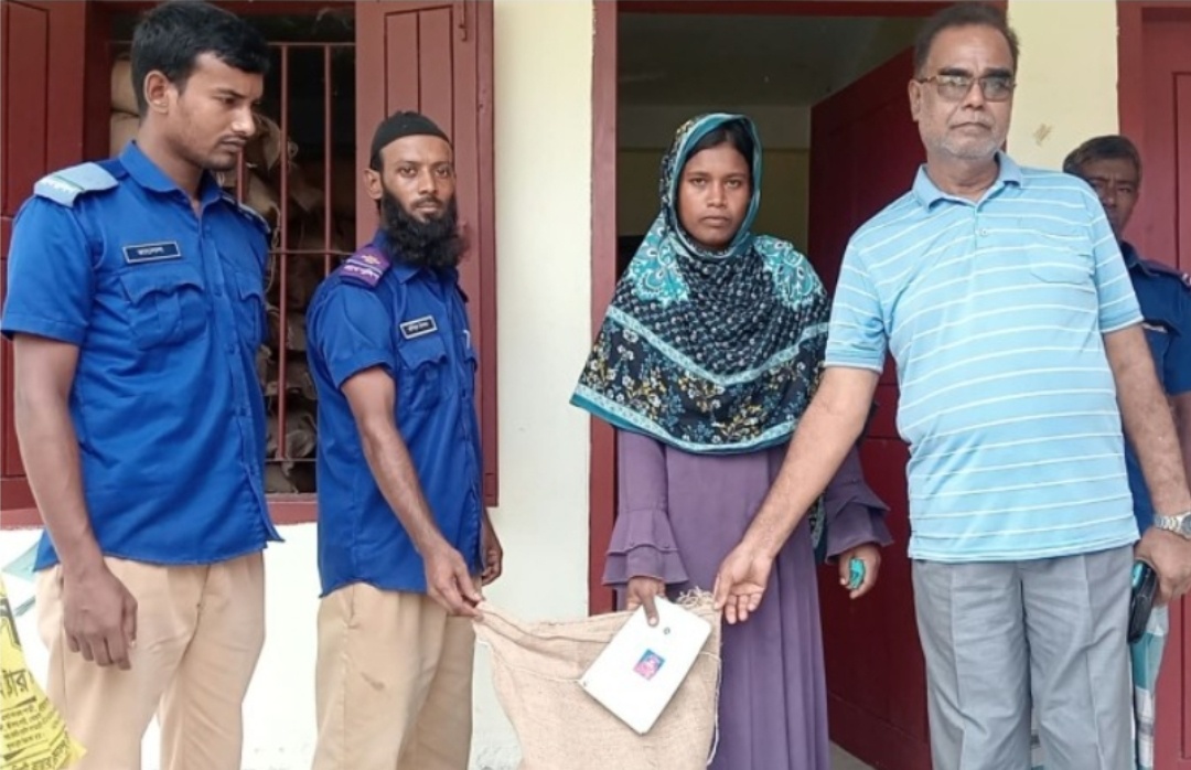 নাটোরে ৪২৩ জন ভিডব্লিউবি উপকারভোগীর মাঝে আগস্ট মাসের চাল বিতরণ