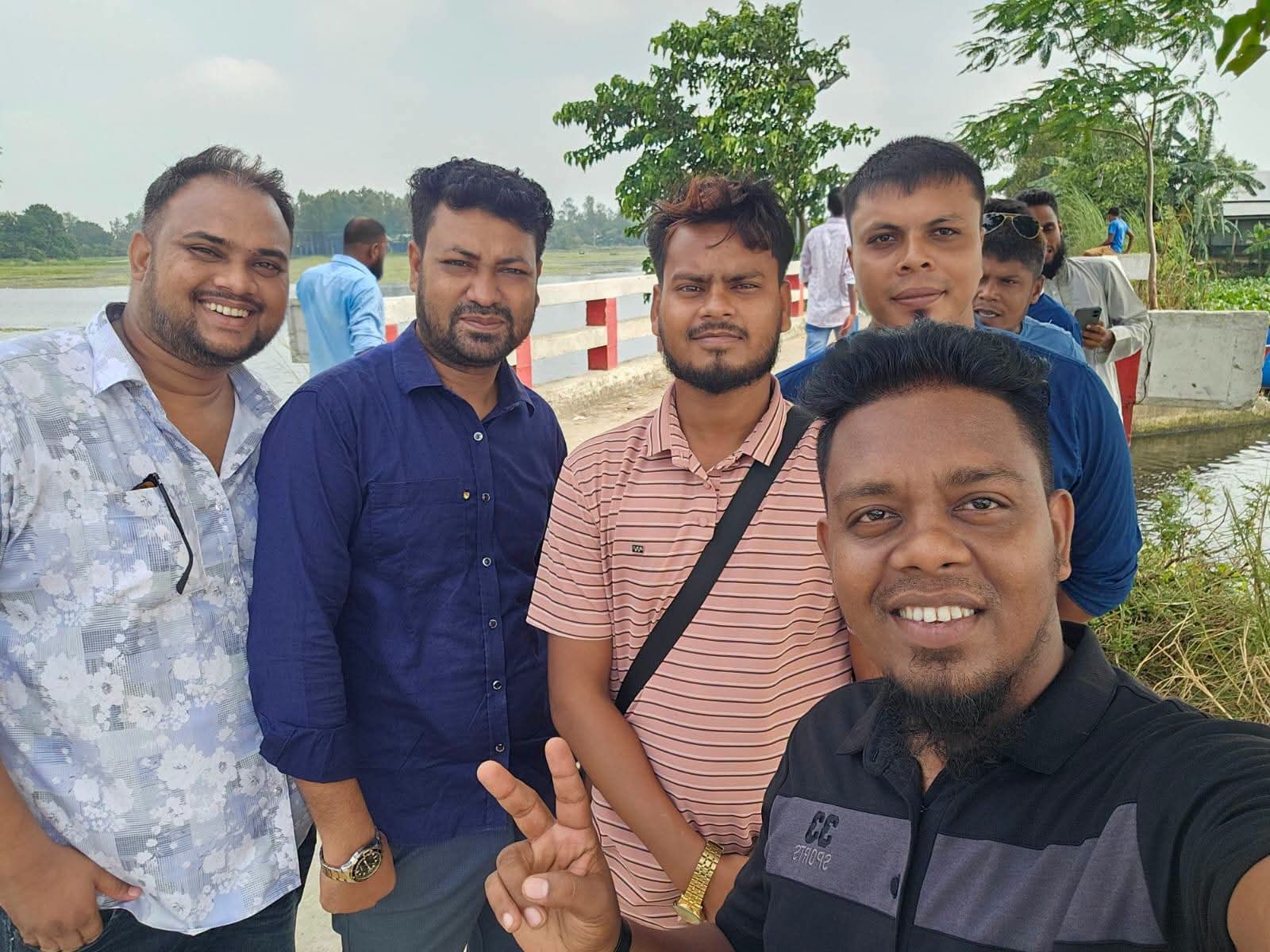 সাংবাদিকতার ব্যস্ততা দূরে ঠেলে চলনবিলের জলে সিংড়া স্মার্ট প্রেস ক্লাবের আনন্দ উৎসব