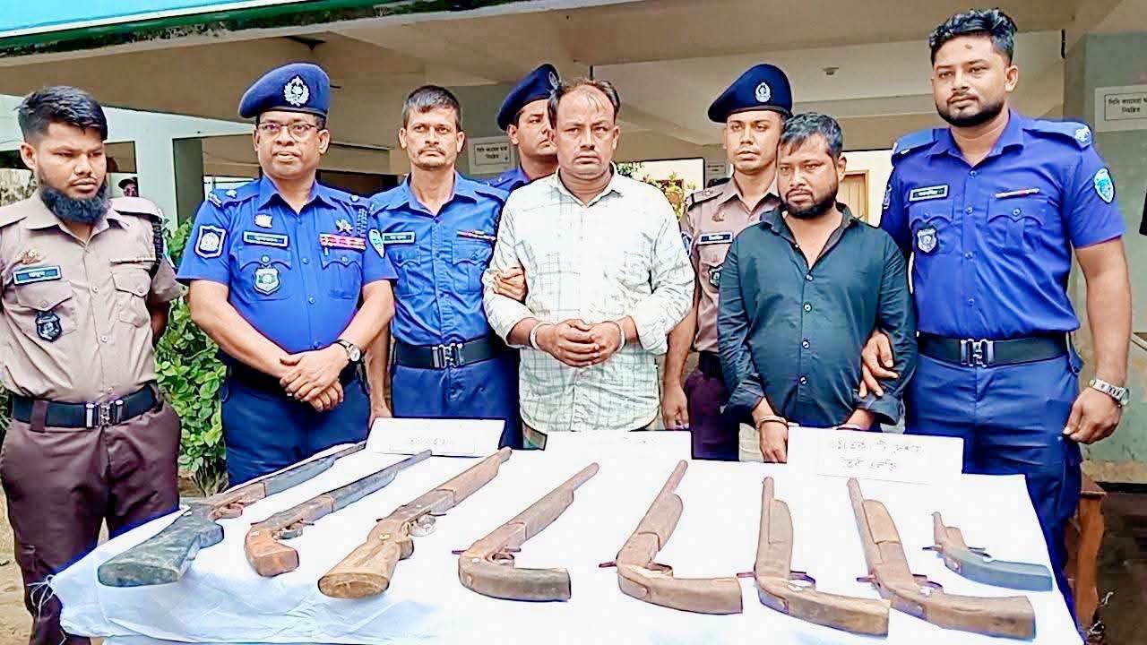 মহেশখালীতে অটোরিকশায় তল্লাশি চালিয়ে ৮টি দেশীয় অস্ত্রসহ গ্রেপ্তার ২