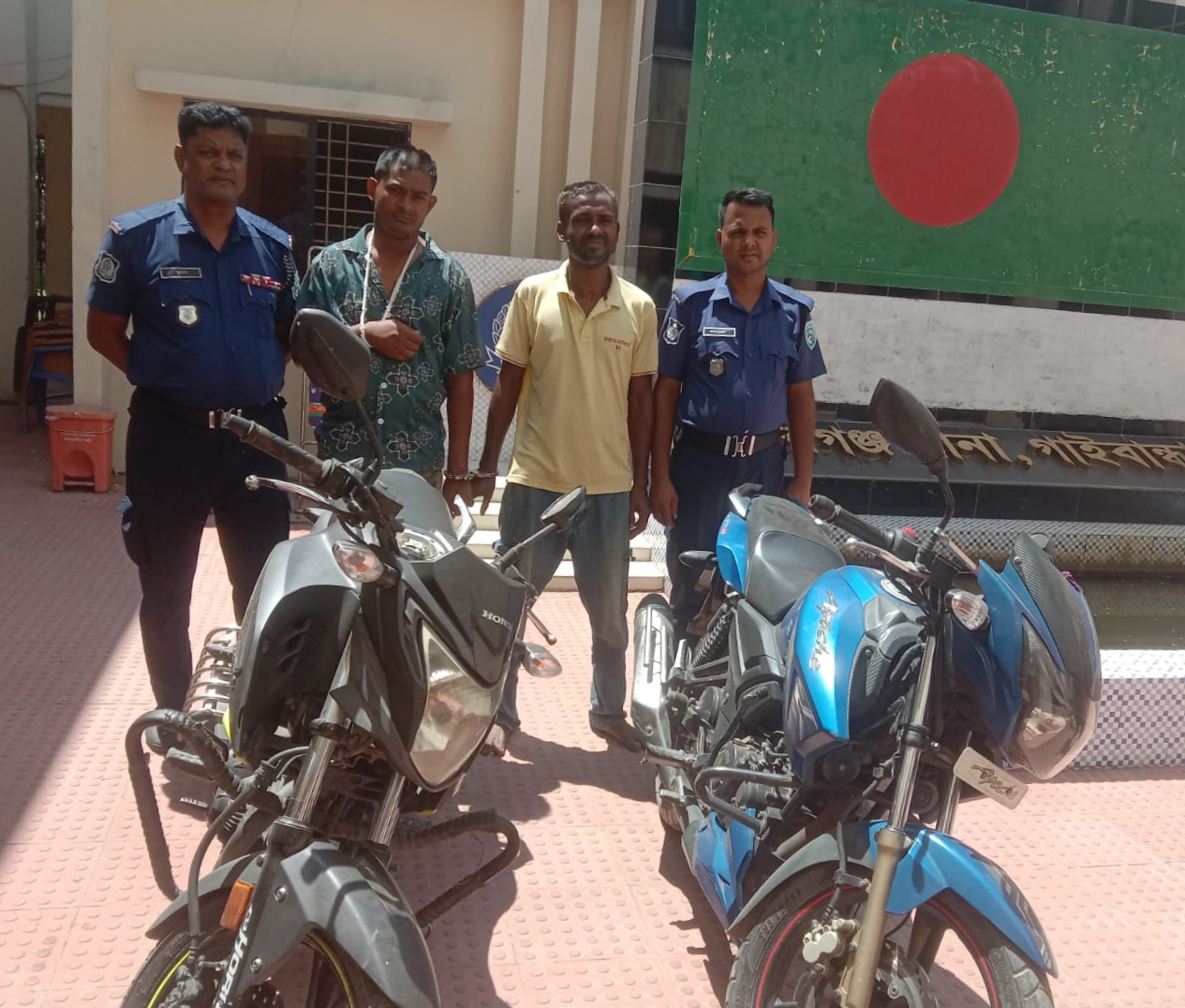 সুন্দরগঞ্জে দুটি চোরাই মোটরসাইকেল উদ্ধার, গ্রেপ্তার ২