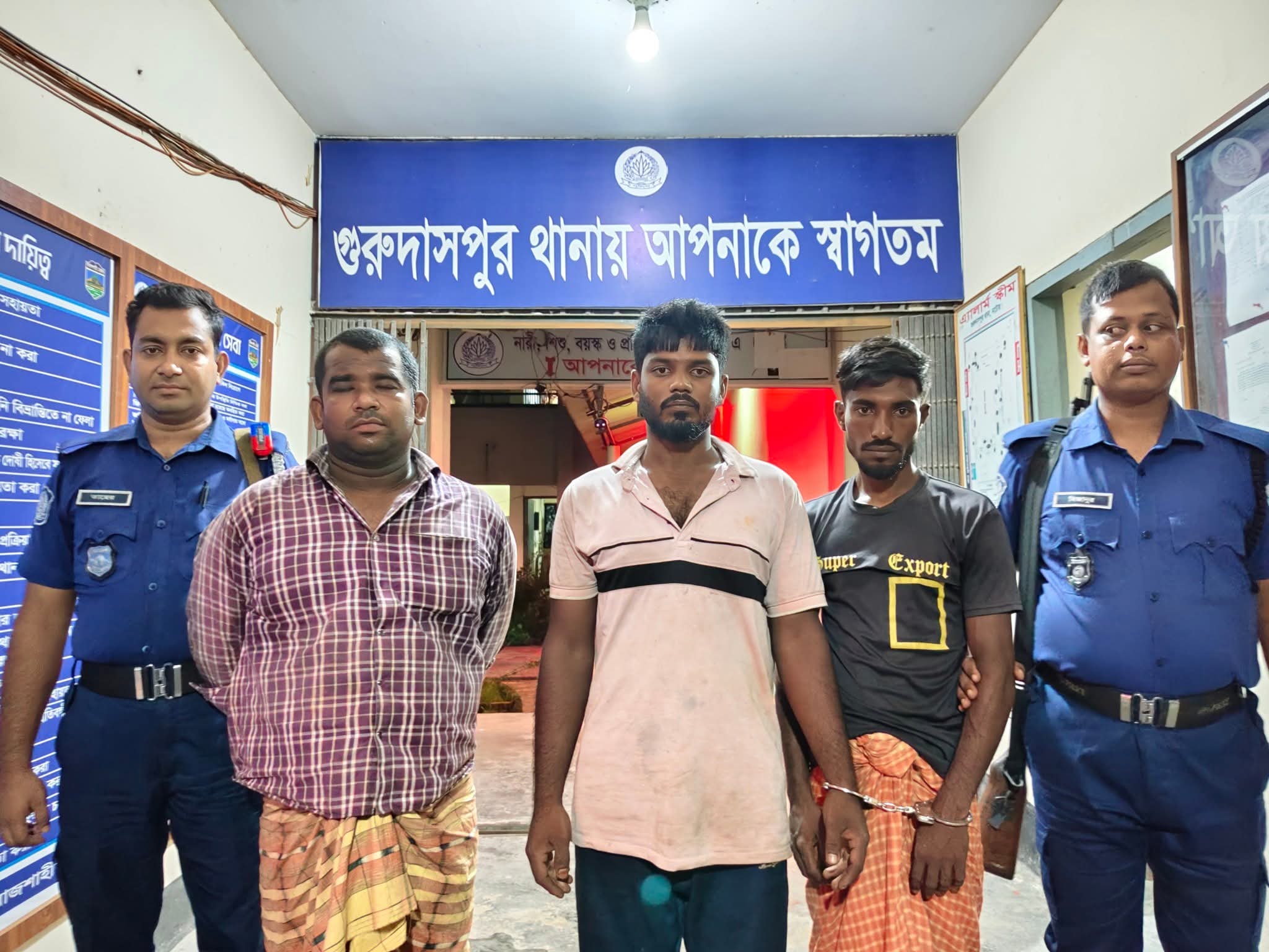 নাটোরের কাছিকাটায় সেচ মোটর ও চায়নিজ কুড়ালসহ আটক ৩