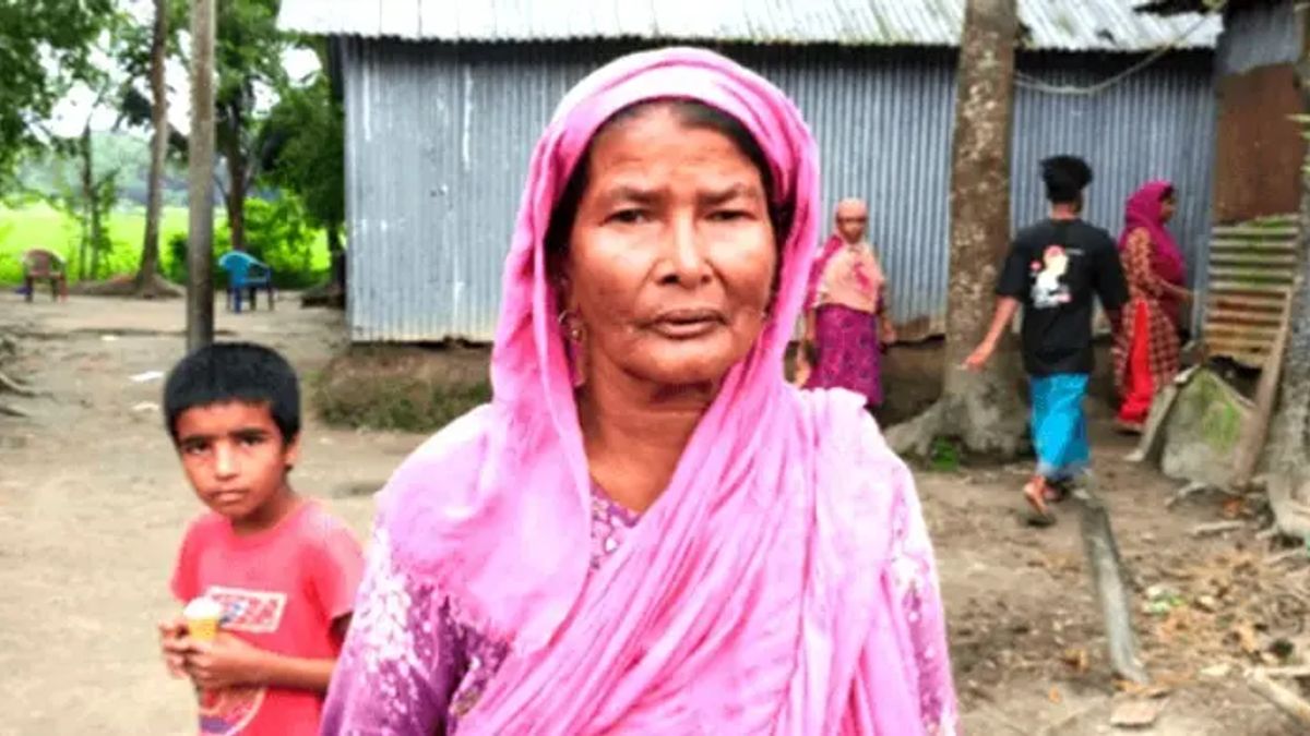 জীবিত মাকে কাগজে মৃত দেখিয়ে পৈতৃক জমি বিক্রি