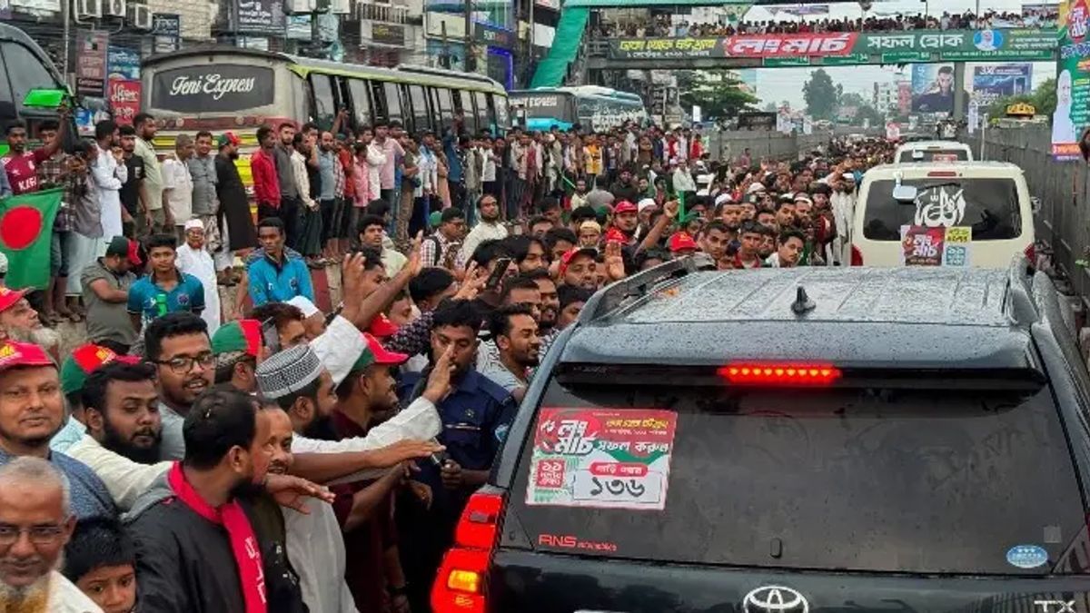 ১১ দলের লংমার্চ ঘিরে সড়কের দুপাশে নেতাকর্মীদের ঢল