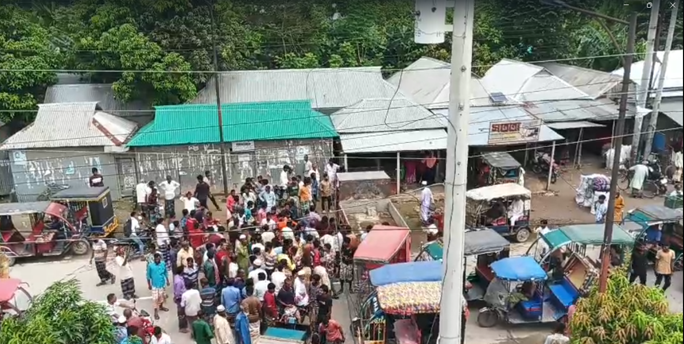ভূরুঙ্গামারীতে ডিলার পয়েন্টে কৃষকদের বিক্ষোভ, অবশেষে প্রশাসনের হস্তক্ষেপে সার বিতরণ