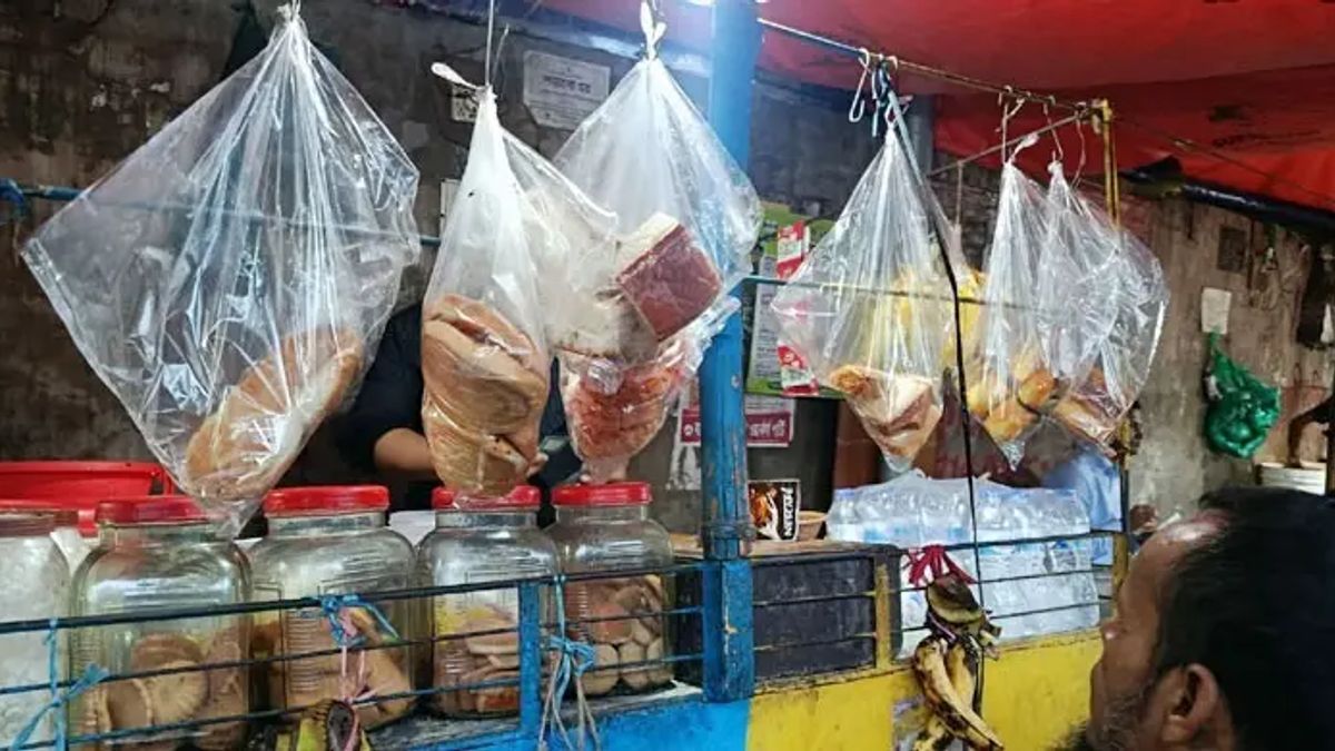 বেড়েছে দাম, ছোট হয়েছে রিকশাচালক-দিনমজুরের নাশতা কেক-পাউরুটি