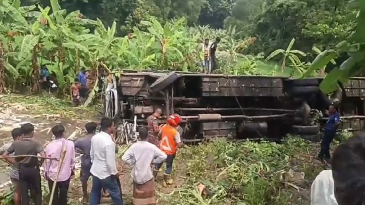 গোপালগঞ্জে যাত্রীবাহী বাস খাদে, নিহত ৩