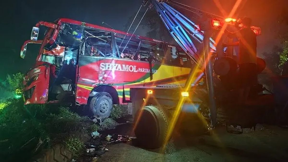 ফেনীতে ঢাকা-চট্টগ্রাম মহাসড়কে বাস উল্টে কাস্টমস কর্মকর্তা নিহত