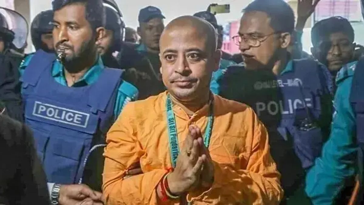 মায়ের মৃত্যুতে ৫ ঘণ্টার জন্য মুক্তি পেলেন চিন্ময় কৃষ্ণ