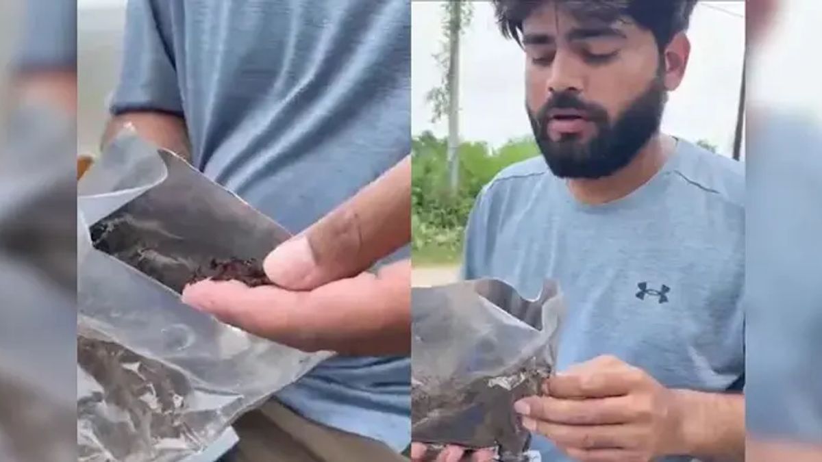অনলাইনে অর্ডার দিয়েছিলেন ডিভাইস, পার্সেল খুলে পেলেন গোবর!