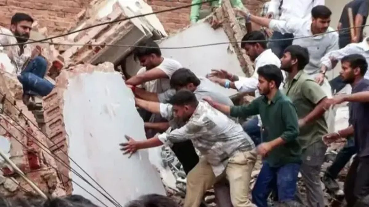 ধ্বংসস্তূপের নিচ থেকে ফোন করছে আটকেপড়া শিক্ষার্থীরা