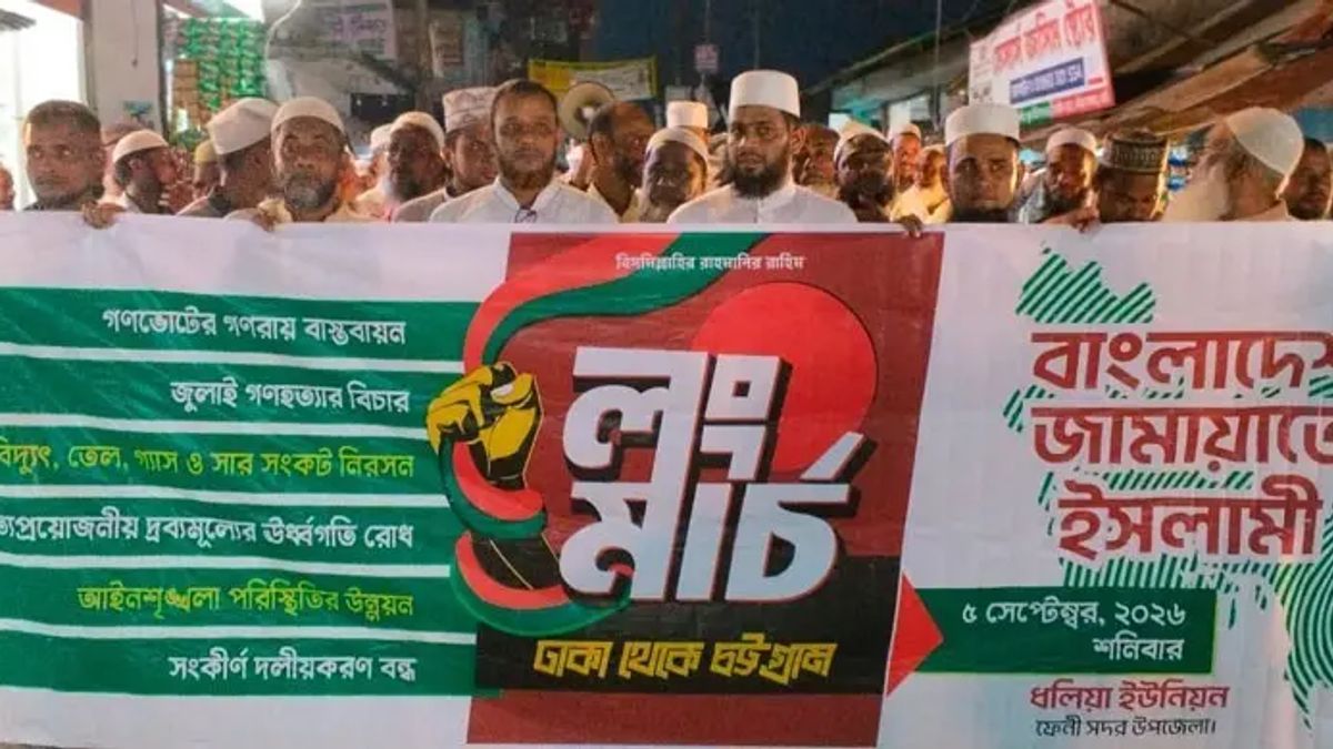 ফেনীতে লংমার্চকে স্বাগত জানিয়ে জামায়াতের মিছিল, ককটেল বিস্ফোরণ