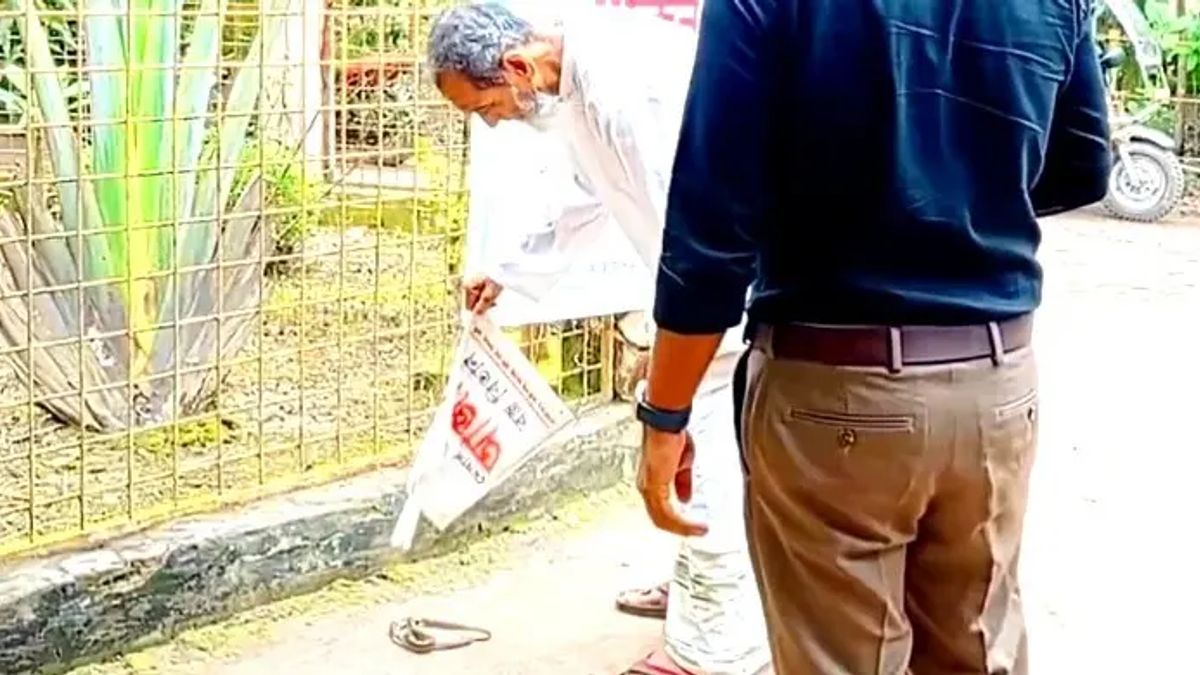 সাপ মেরে ব্যাগে ভরে স্ত্রীকে হাসপাতালে নিলেন স্বামী