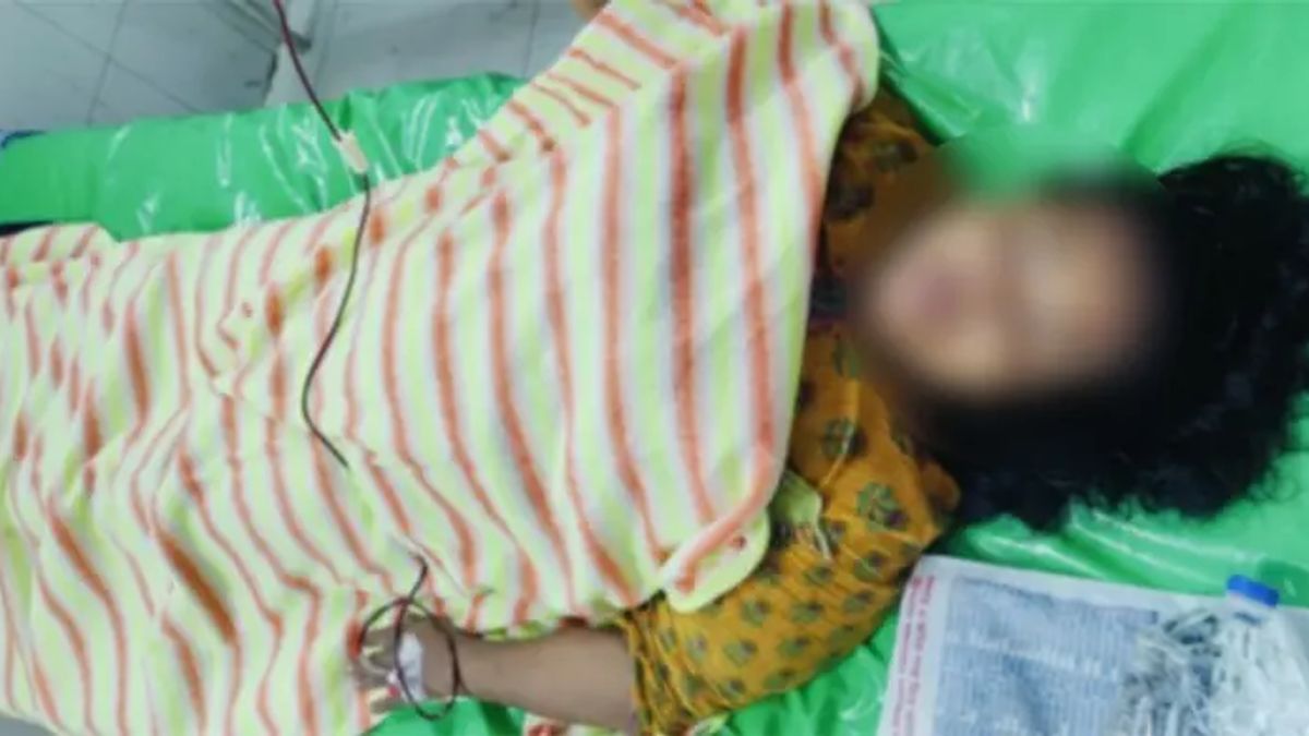 রুমের জানালা খোলা রেখে টিভি দেখছিলেন গৃহবধূ, হঠাৎ শরীরে এসে লাগে গুলি