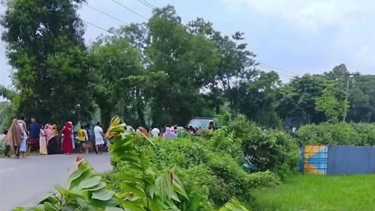 গাজীপুরে কাভার্ডভ্যানের ধাক্কায় মা-ছেলেসহ নিহত ৪
