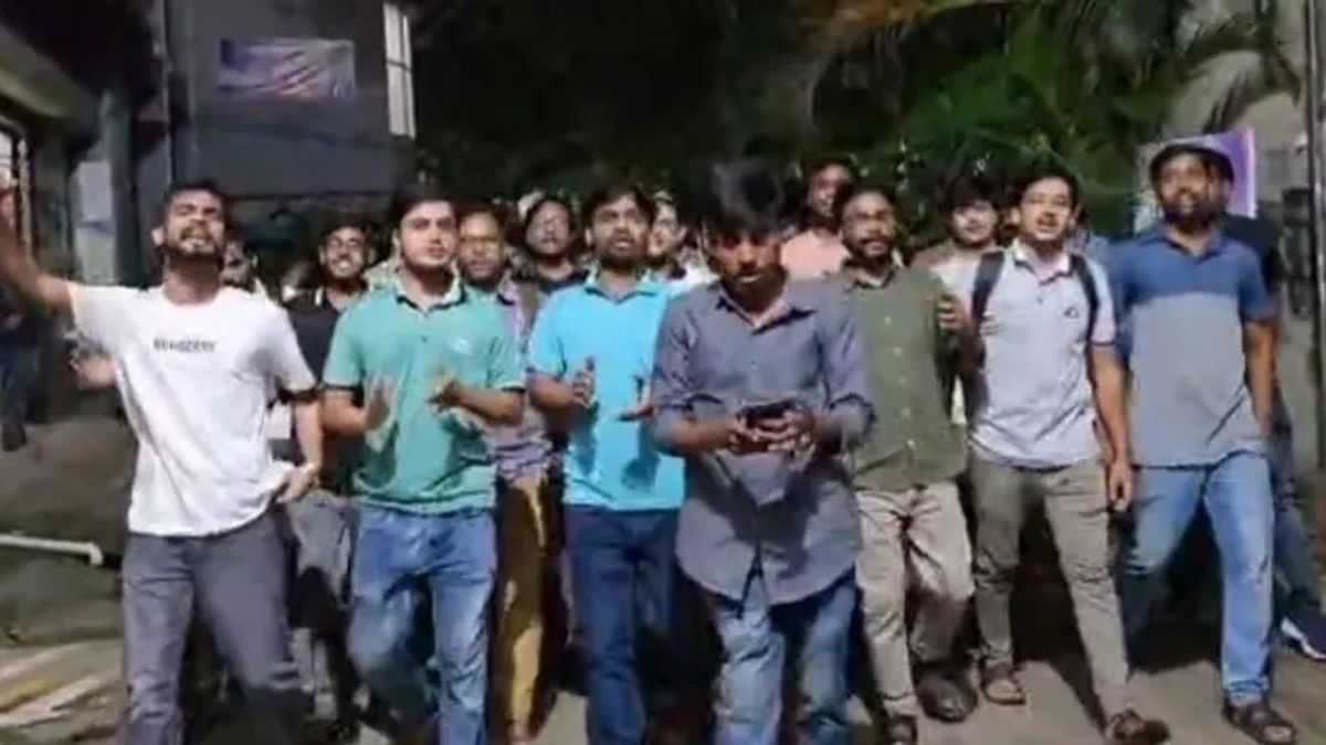 জগন্নাথ বিশ্ববিদ্যালয়ে বিক্ষোভে স্লোগান, ‘ভাইভা-কোটার ঠাঁই নাই’