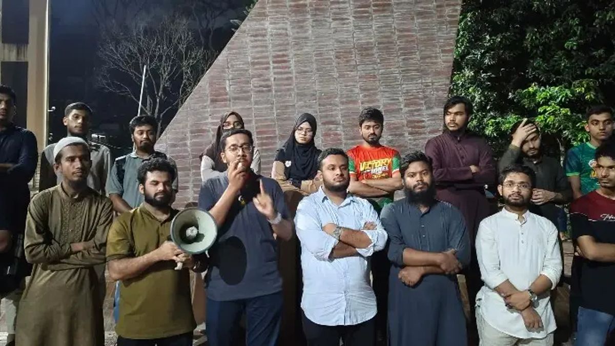 সরকারি নিয়োগে ভাইভার নম্বর বাড়ানোর প্রতিবাদে জাহাঙ্গীরনগরে বিক্ষোভ