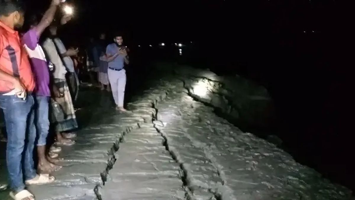 মেঘনার তীরে মোবাইলে গেম খেলছিলেন ৫ যুবক, হঠাৎ বাঁধ ধসে নিখোঁজ ২