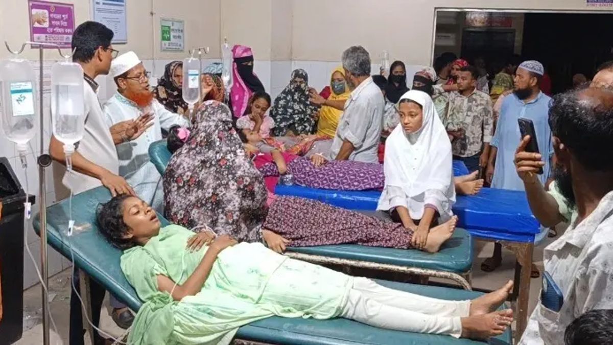বিদেশ থেকে বাবার আনা আখরোট দিলো সহপাঠীদের, খেয়ে হাসপাতালে ৭ ছাত্রী