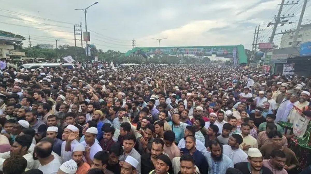 ফেনীতে ১১ দলের লংমার্চের পথসভা জনসমুদ্রে পরিণত
