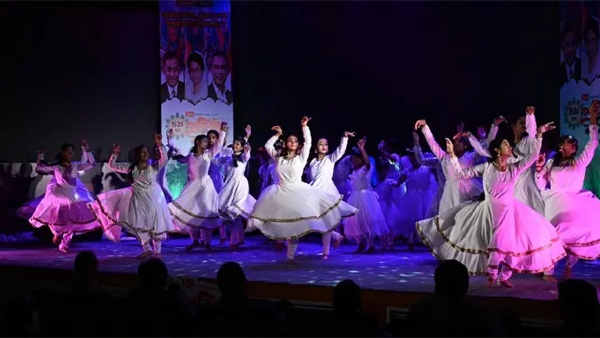 দর্শক সারিতে বসে জাসাসের সাংস্কৃতিক অনুষ্ঠান উপভোগ করলেন প্রধানমন্ত্রী