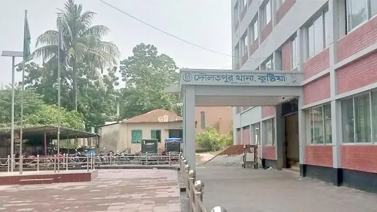 বিদেশি অস্ত্র-ককটেলসহ যুবক আটক, গণপিটুনির পর পুলিশে দিল জনতা