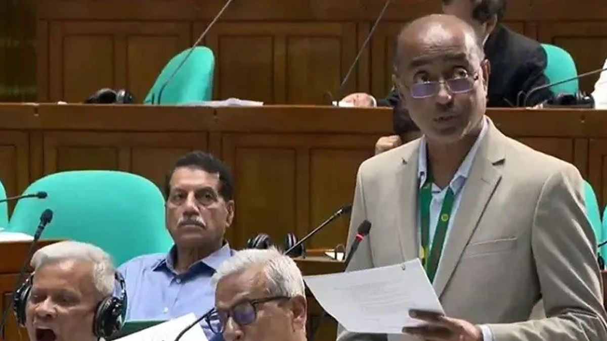 মাননীয় স্পিকার, আমার একটা মাত্র বউ: সংসদে আইনমন্ত্রী