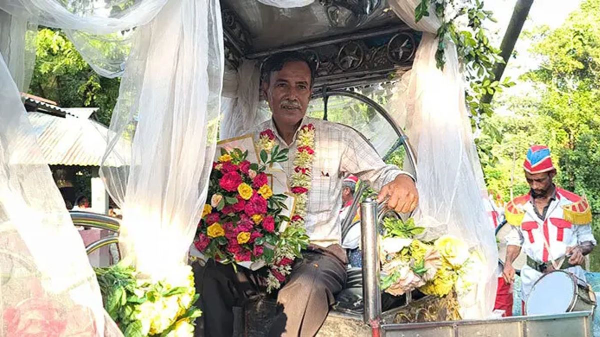 ৩৭ বছরের শিক্ষকতা শেষে ঘোড়ার গাড়িতে রাজকীয় বিদায়