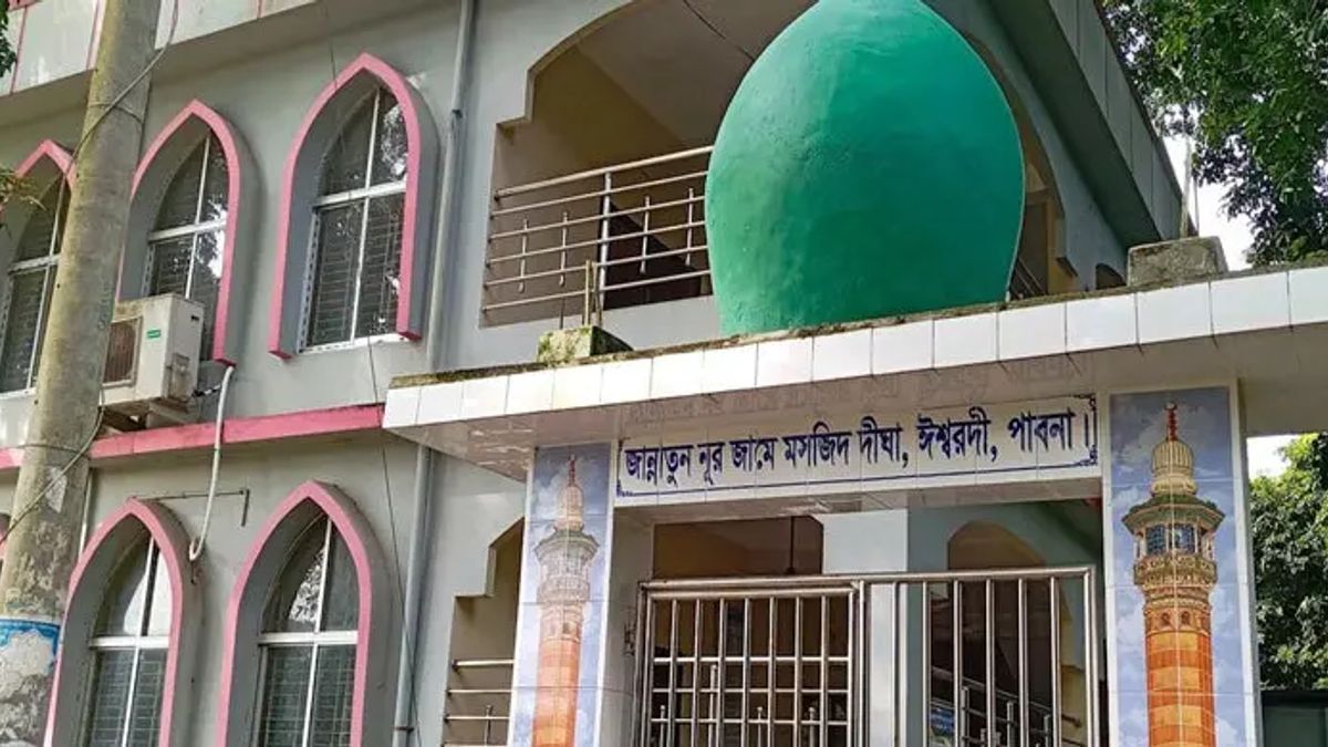 ইমাম-মুয়াজ্জিনের সরকারি সম্মানী ভাতায় মসজিদ কমিটির নেতার নাম