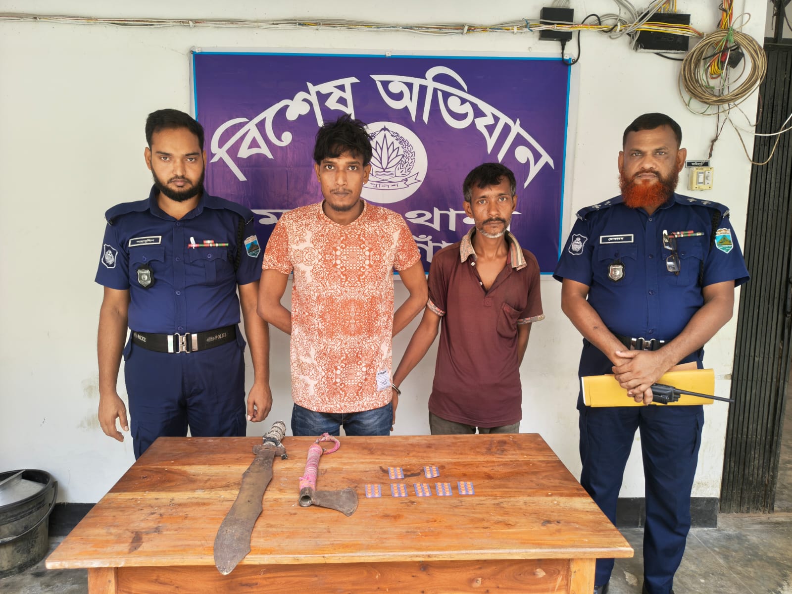 নওগাঁর মান্দায় অস্ত্র ও মাদকসহ গ্রেফতার দুই ব্যবসায়ী