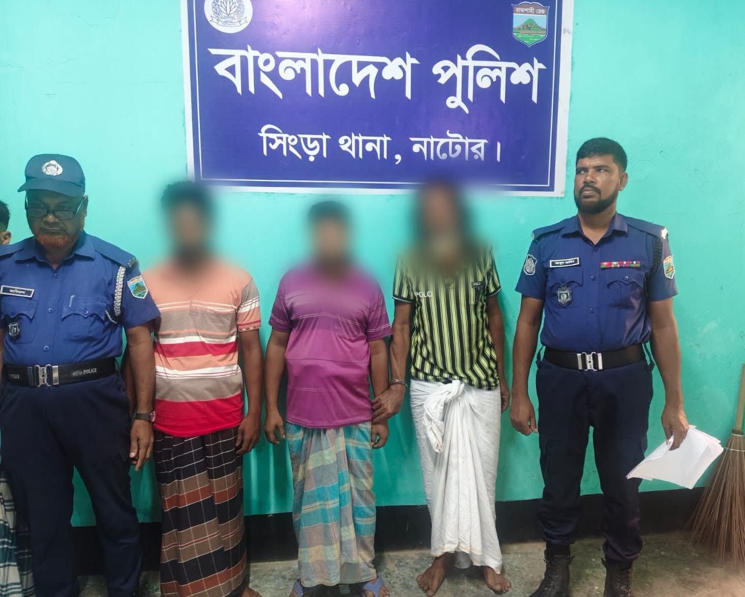 নাটোরের সিংড়ায় ২৪০ গ্রাম গাঁজাসহ তিন মাদক কারবারি গ্রেপ্তার