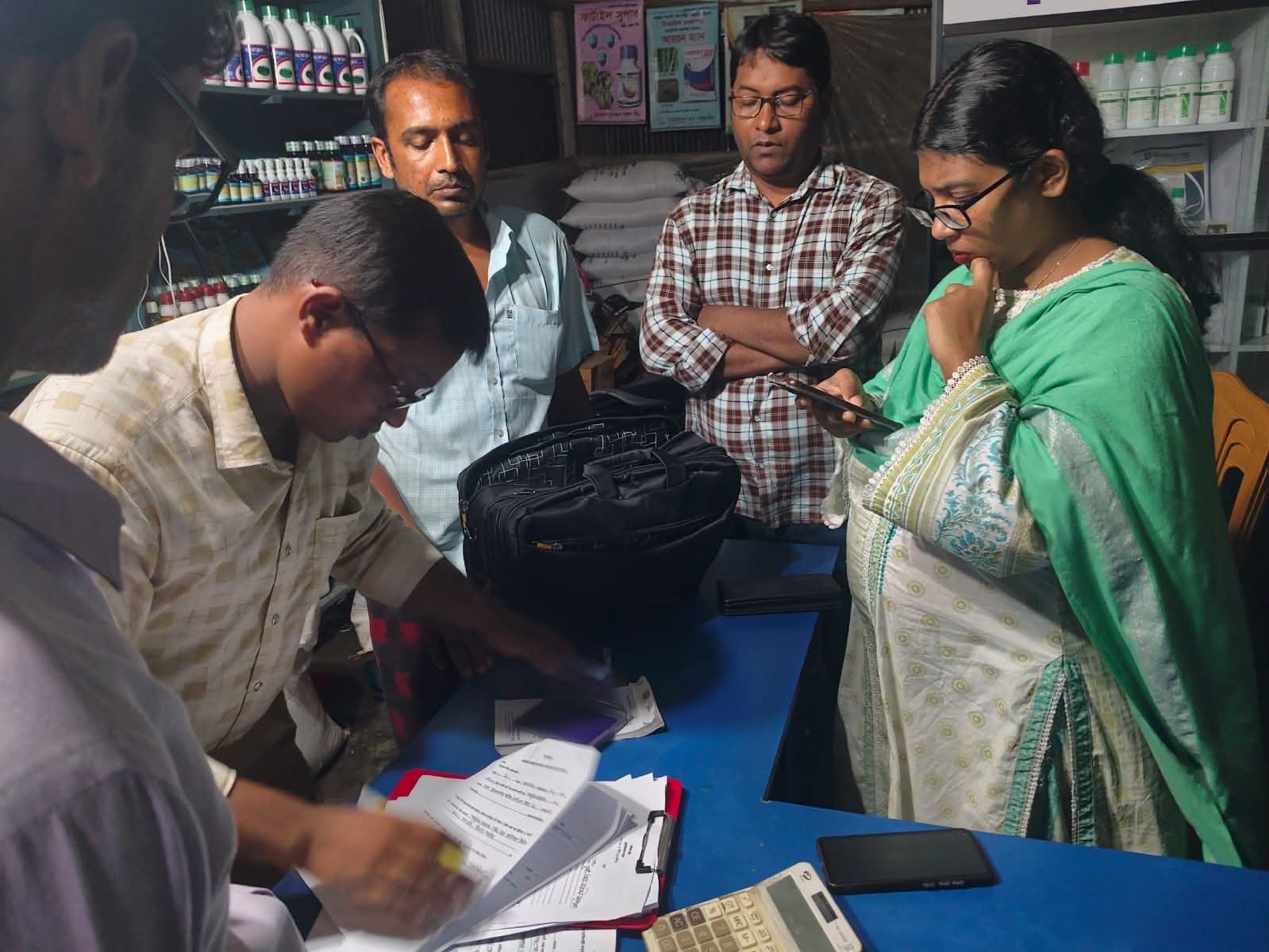 সিংড়ায় ২৬১ বস্তা অবৈধ সার জব্দ, চার ব্যবসায়ীর জরিমানা ও কারাদণ্ড